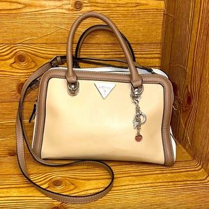 Guess ORIGINAL- FAUX-LEATHER SATCHEL GUESS BAG NGN 25000 immaculately EUC 💯🔥🔥
